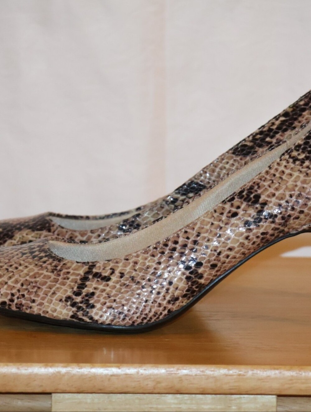 Life Stride Faux Snakeskin Pointed Toe Flex Heels in Cream and Black. - Picture 5 of 13